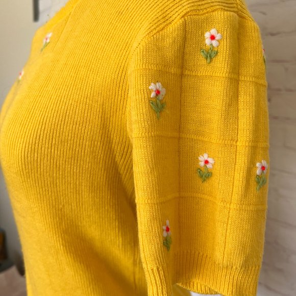 70's Bright Yellow Sweater - Embroidered Flowers - Pullover - Womens - Size Lar - Picture 5 of 11
